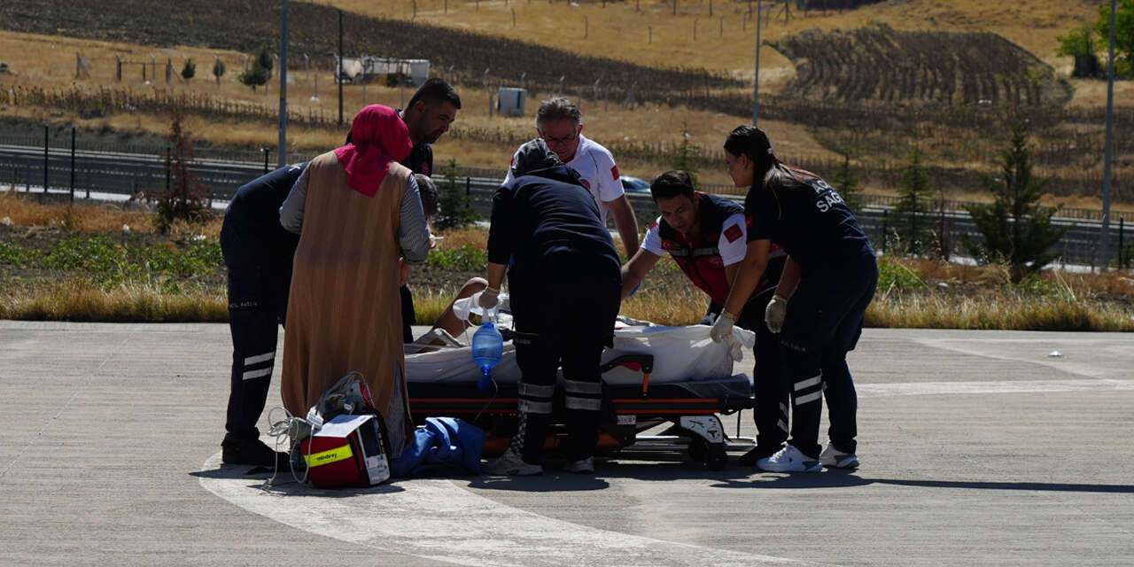 kirikkalede-zamanla-yaris-2-cocuk-hava-ambulansiyla-sevk-edildi-2