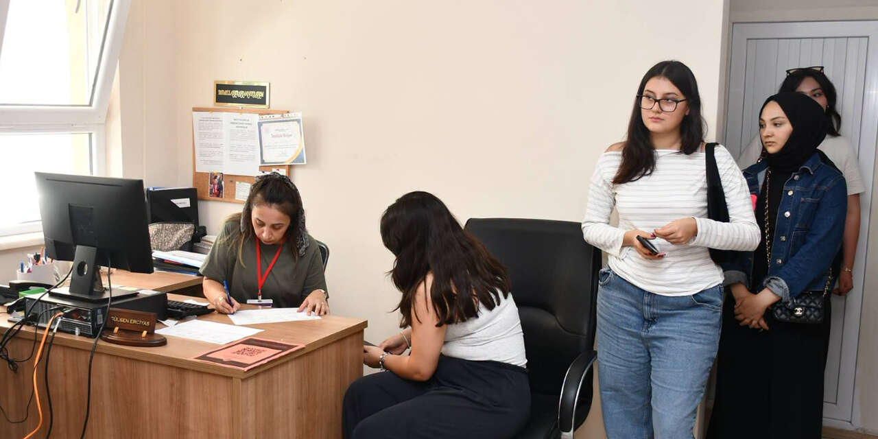 universiteli-ogrenciler-icin-heyecanli-gun-3