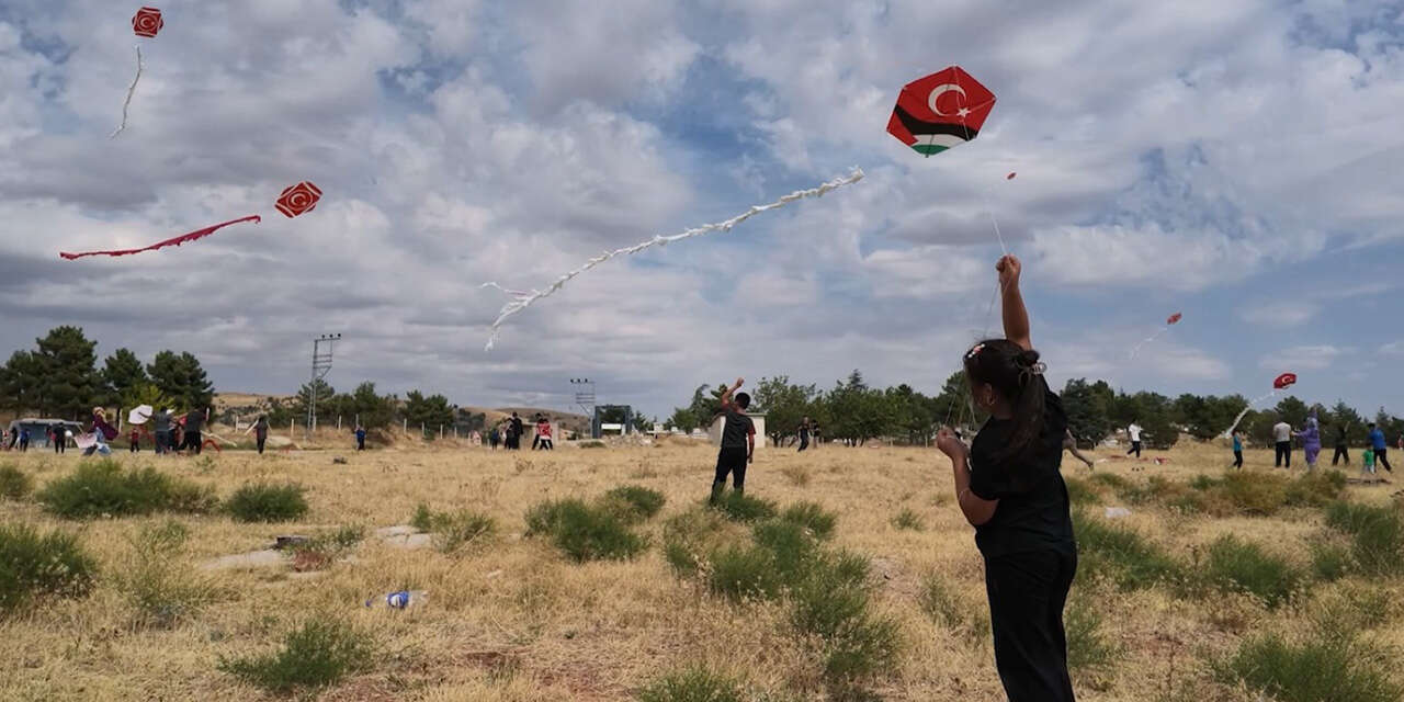 kirikkaleden-ucurtmalar-filistinli-yasitlari-icin-yukseldi-4
