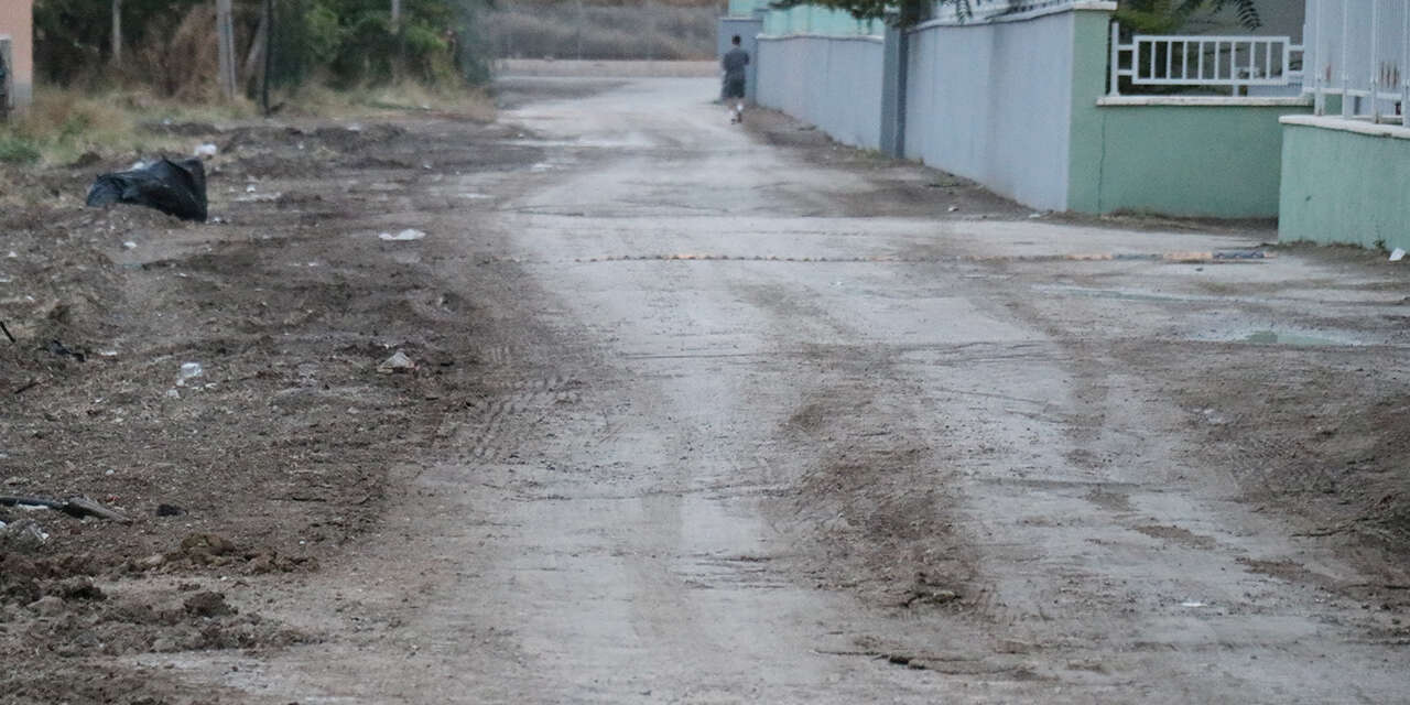 baspinar-stadyumu-yolunda-camur-cilesi