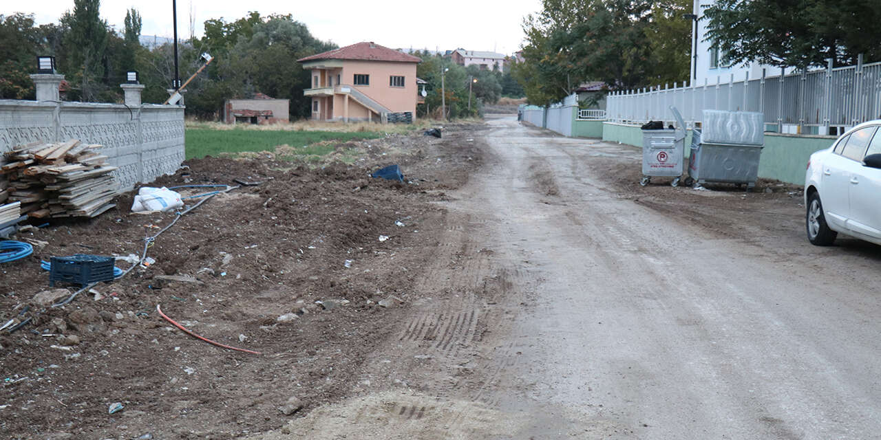 baspinar-stadyumu-yolunda-camur-cilesi