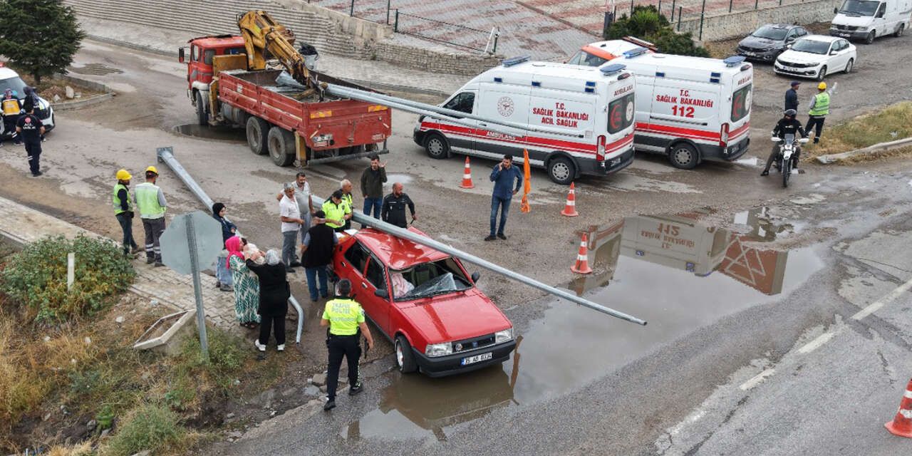 kirikkalede-akilalmaz-kaza-aydinlatma-direkleri-otomobilin-uzerine-dustu-2