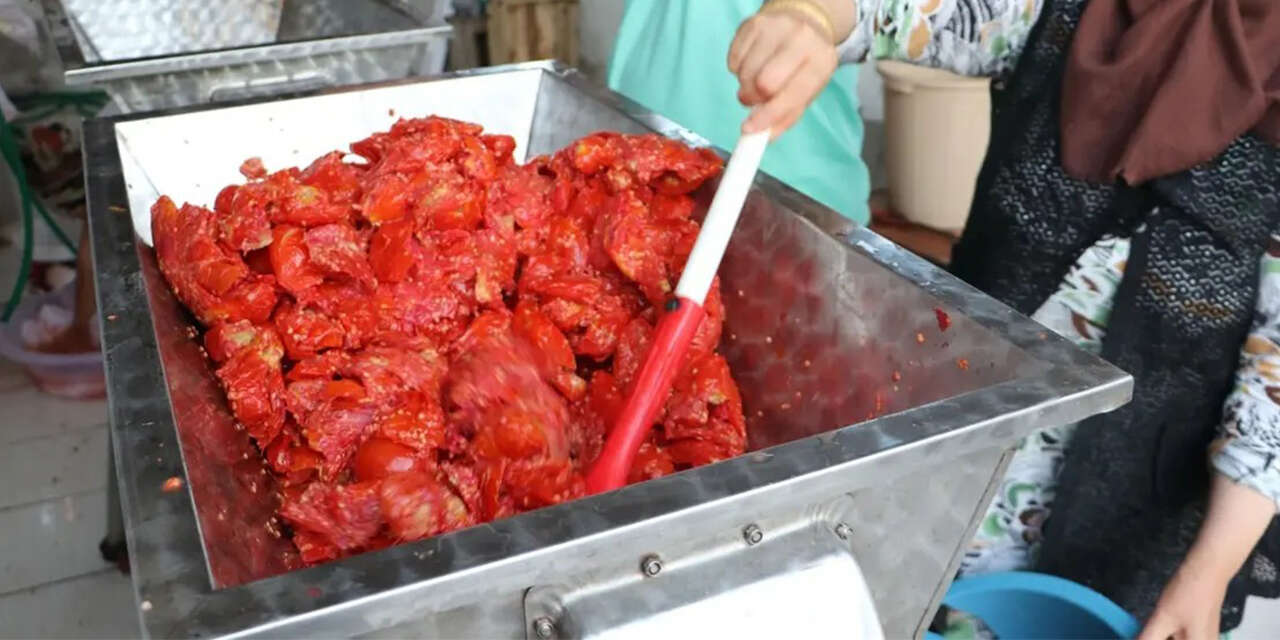 kirikkalede-salca-hazirliklari-basladi-salcayi-boyle-kaynatan-lezzetini-kis-boyunca-koruyor