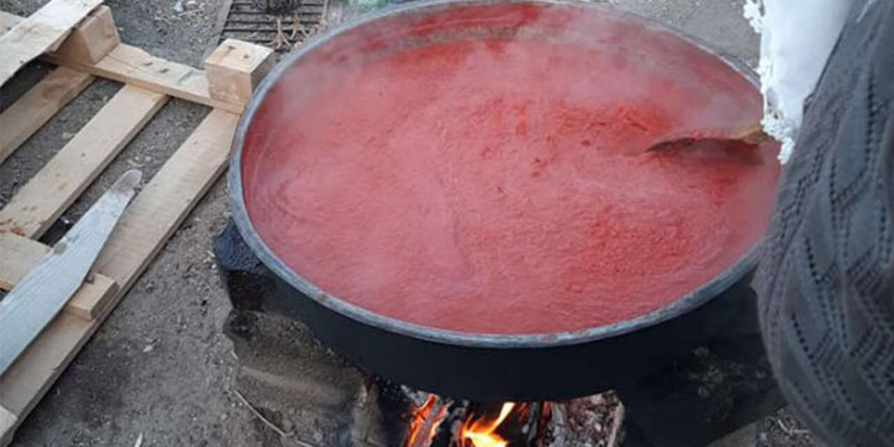 kirikkalede-salca-hazirliklari-basladi-salcayi-boyle-kaynatan-lezzetini-kis-boyunca-koruyor