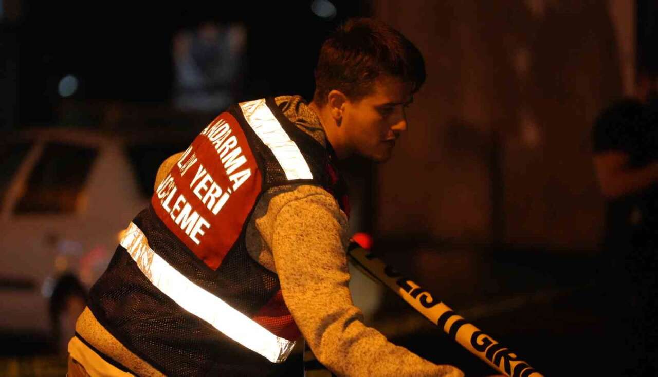 polis-memurunun-sehit-oldugu-kazanin-ardindan-bolgede-guvenlik-onlemi-alindi-kaza-yerindeki-inceleme-ve-tahkikat-jandarma-olay-yeri-inceleme-ekiplerince-gerceklestirildi