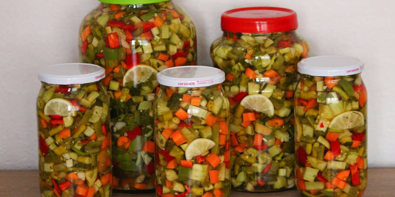 kavanozlar-tezgaha-cikti-tursuya-limon-mu-sirke-mi-konur-iste-lezzetin-sirri-4
