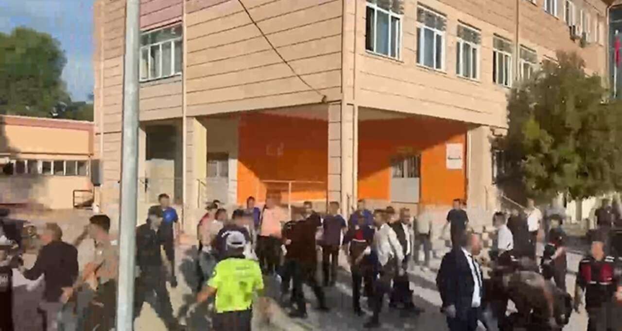 manisada-okul-onunde-silahli-saldiri-yarali-ogrenciler-var