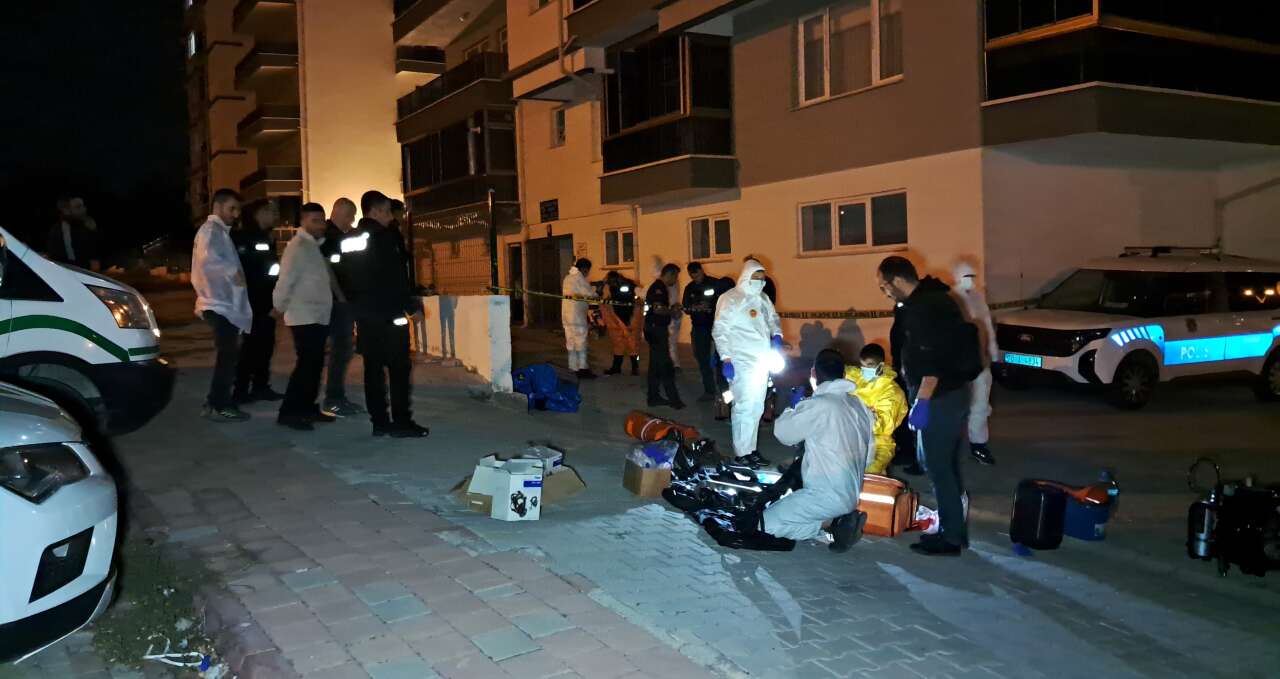 siyanur-var-girmeyin-not-yazili-dairede-genc-cift-olu-bulundu