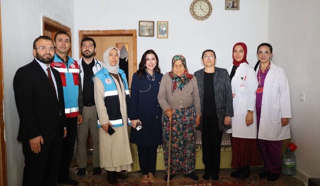 bahsilida-anlamli-ziyaret-kaymakam-kazanasmaz-buyukleri-yalniz-birakmadi