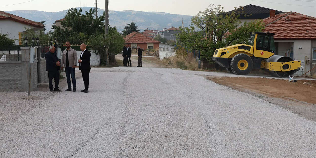 iki-mahallede-yol-seferberligi-baskan-onal-sahaya-indi