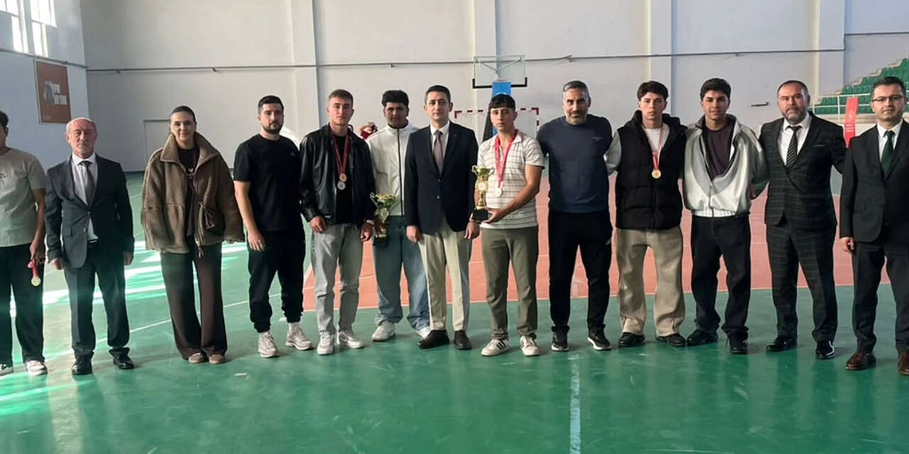 keskinde-gurur-dolu-anlar-genc-sporcular-odullerine-kavustu