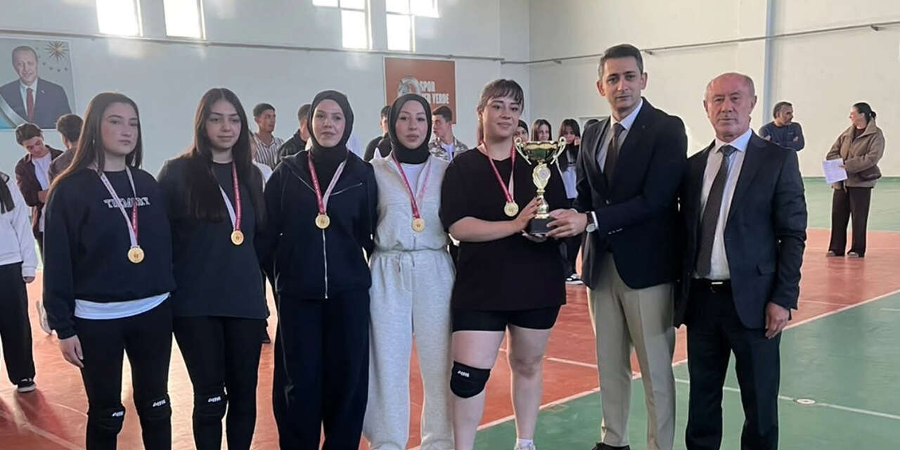 keskinde-gurur-dolu-anlar-genc-sporcular-odullerine-kavustu