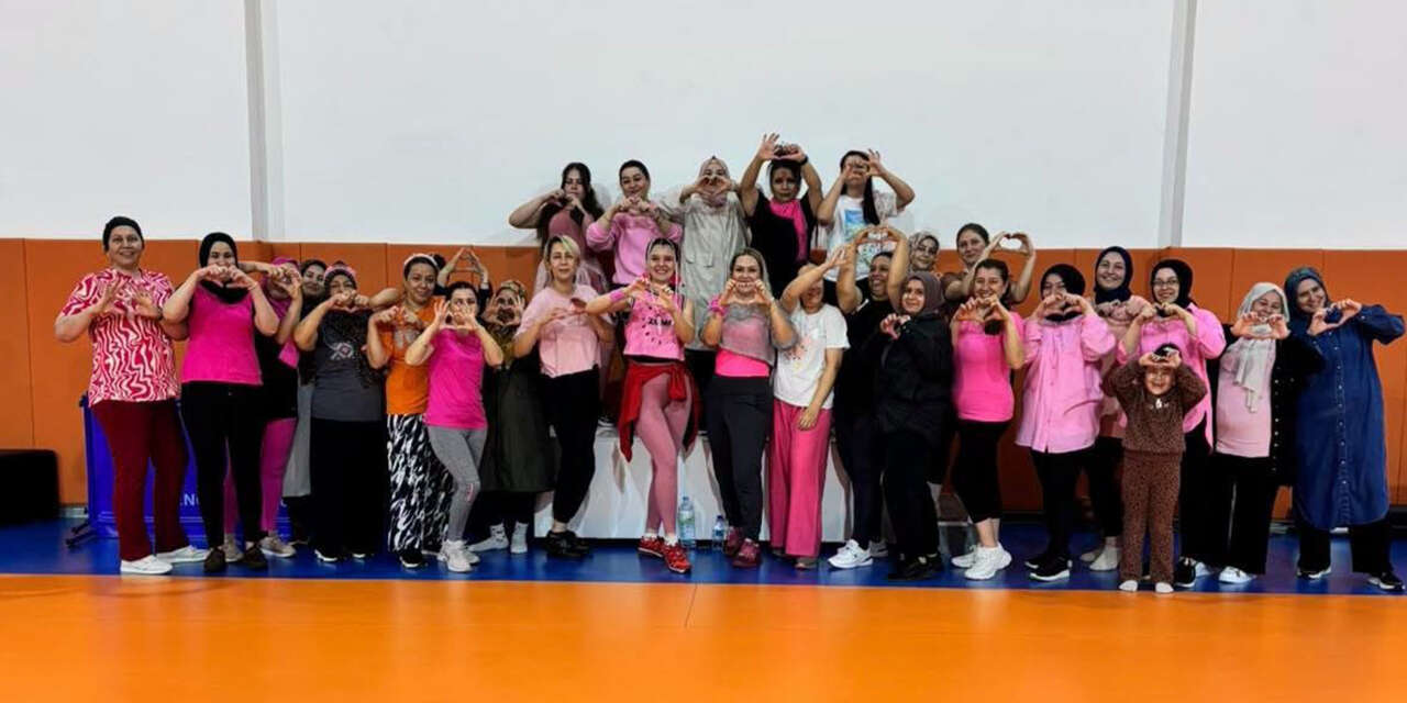 zumba-dersine-pembe-dokunus-14