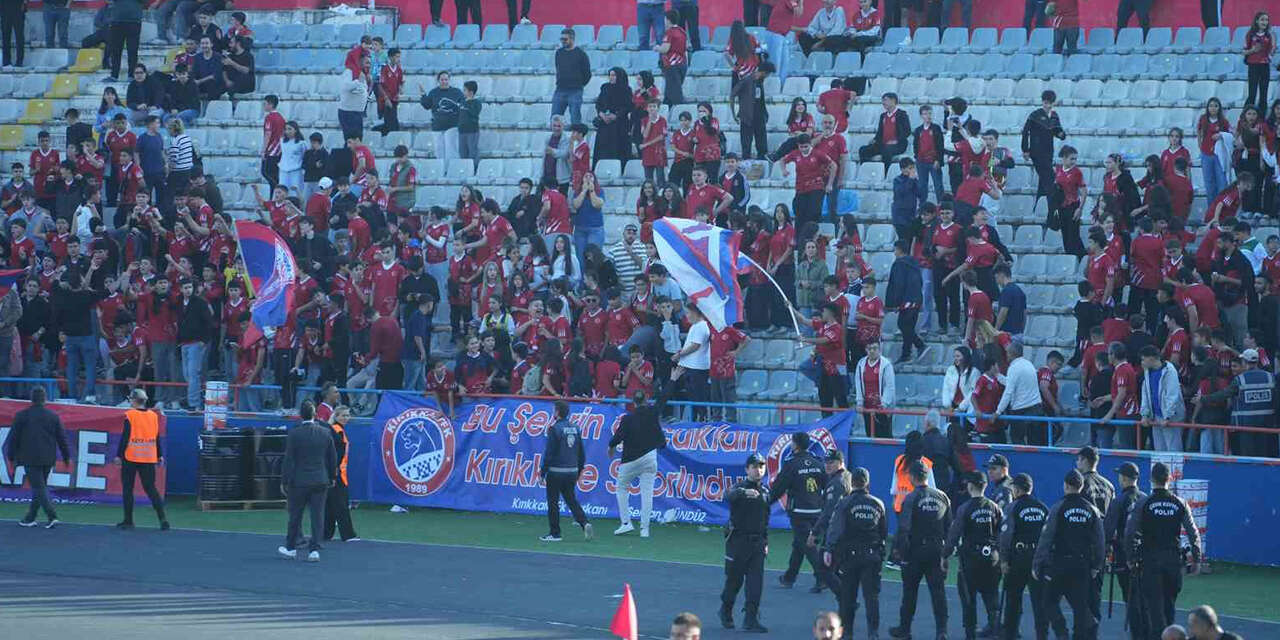 son-dakika-golunde-saha-karisti-cocuk-taraftarlar-sahaya-kostu-2