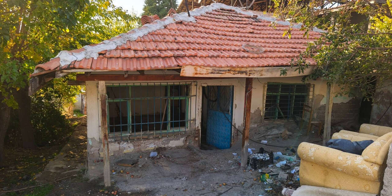 anne-ve-babasini-kaybetti-evi-kullanilamaz-halde-1