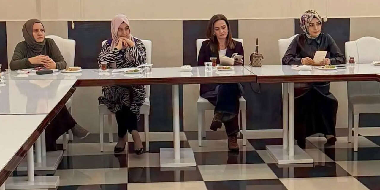 ayse-sasanin-kitabi-etrafinda-bulustular-2