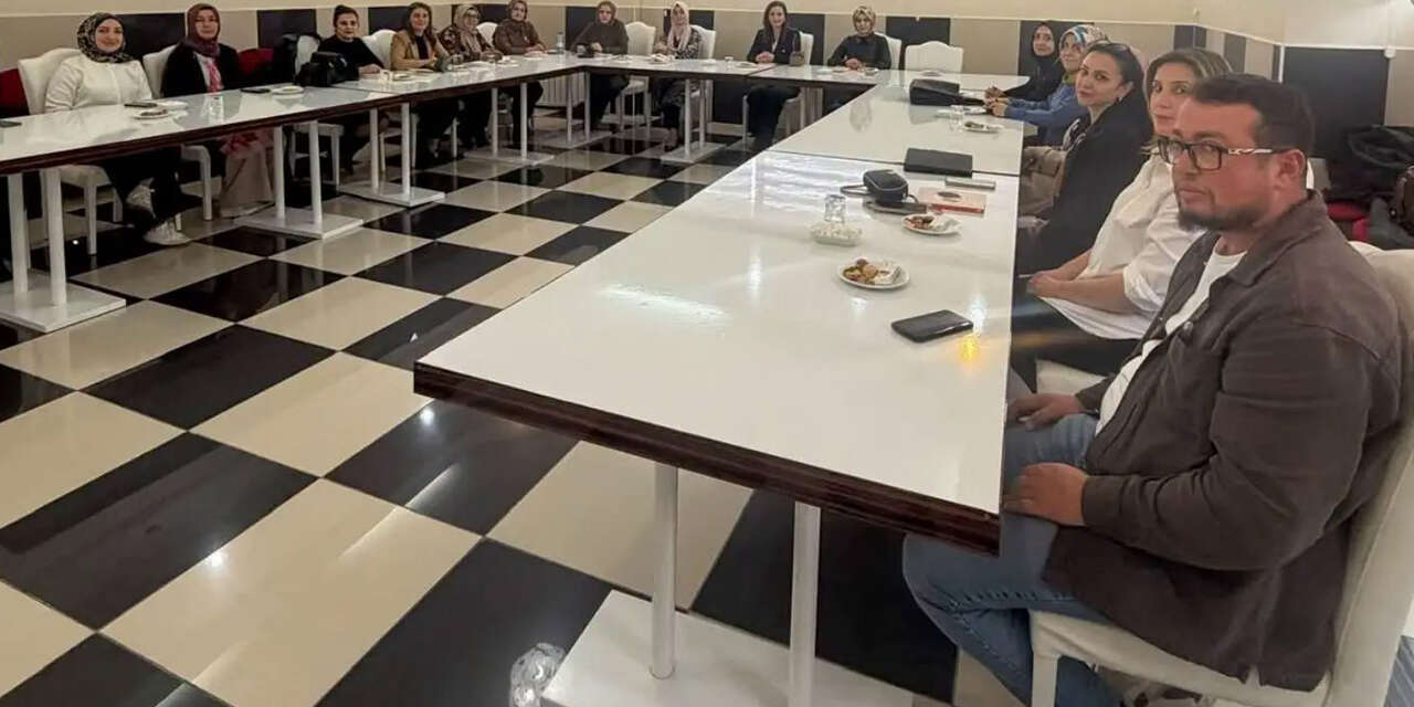 ayse-sasanin-kitabi-etrafinda-bulustular-3